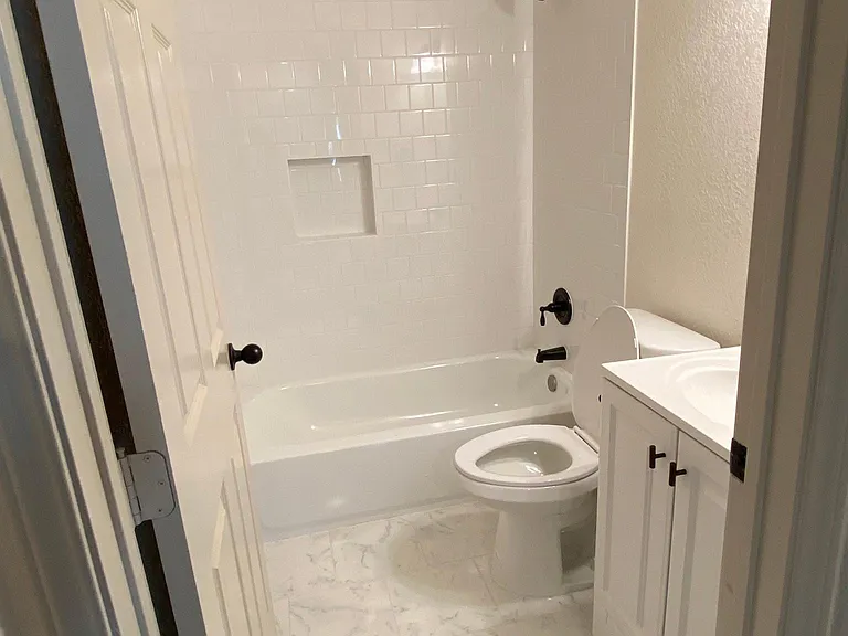 2512 Burton Ave — Photo 16