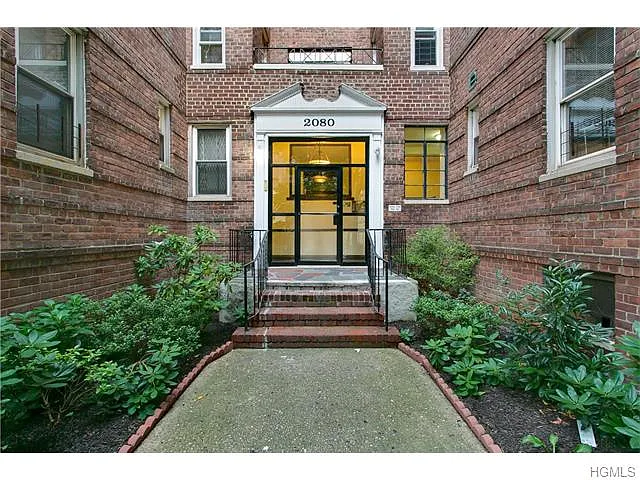 2080 Barnes Ave APT 2A photo 1