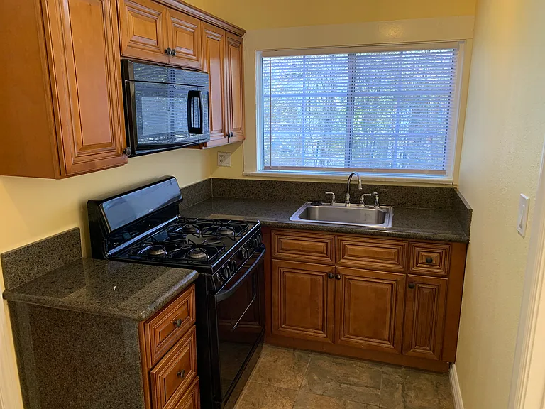 553 Lincoln Ave — Photo 2