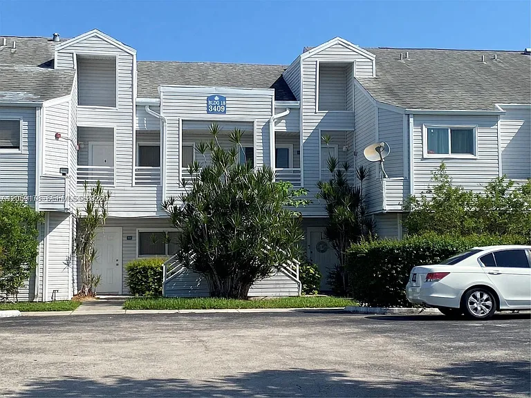 3409 NW 44th St #201 — Photo 17
