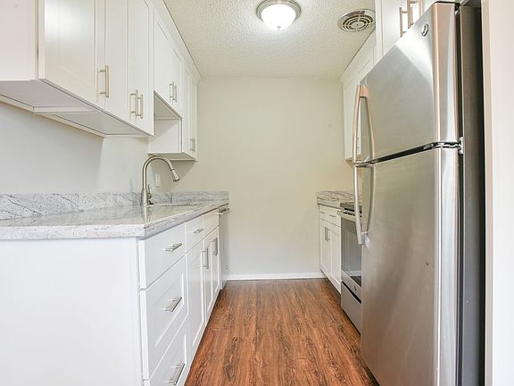 5th image of 9258 Greenwood Ave N APT 4