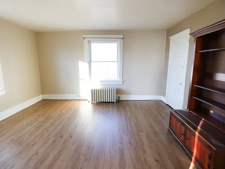 443 Gladstone St — Photo 16