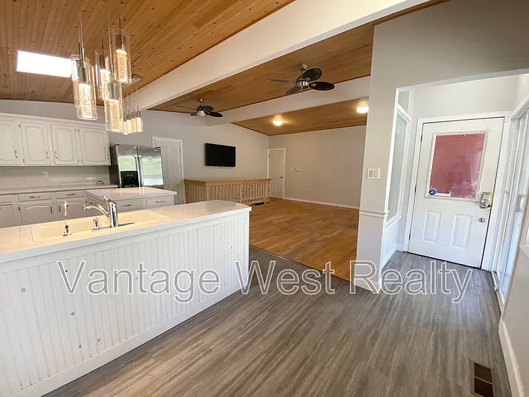 1319 Kelglen Cres #A — Photo 9