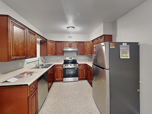 4th image of 1305 Barry St