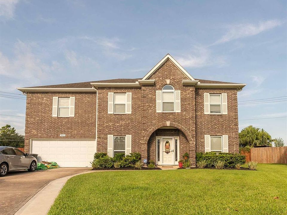1st image of 3925 N Oakwood Dr