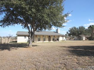 225 Garden Bnd, La Vernia, TX 78121