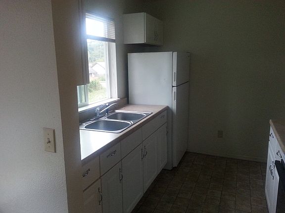 5th image of 1116 Wood Ave APT 2