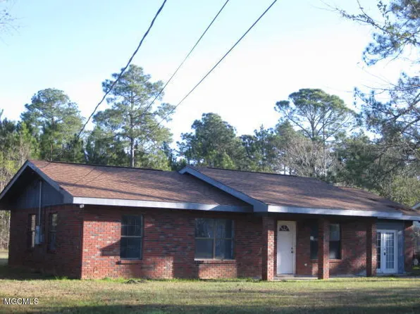808 Spruce St, Waveland, MS 39576