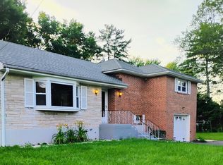 3 Rye Ridge Pkwy, West Hartford, CT 06117