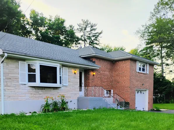 3 Rye Ridge Parkway, West Hartford, CT 06117