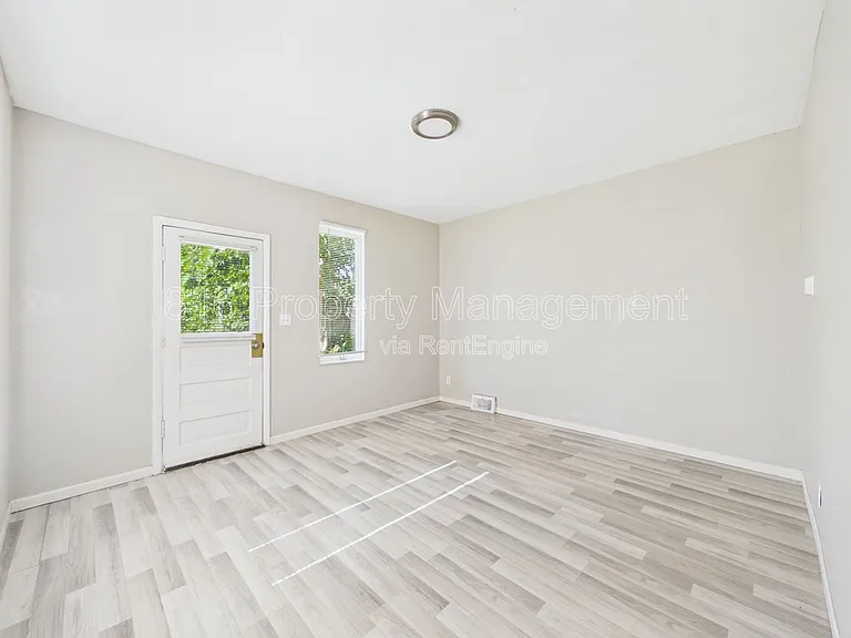 525 Splitlog Ave #R — Photo 2