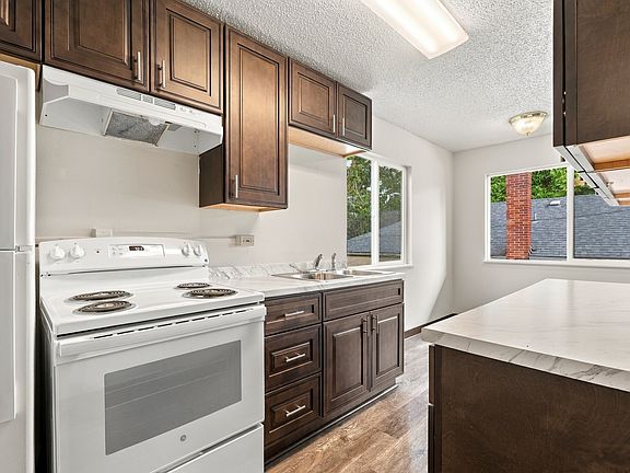 4th image of 3832 SE Center St #3834
