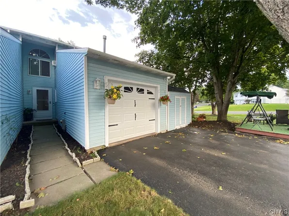 8400 Fathom Dr, Baldwinsville, NY 13027
