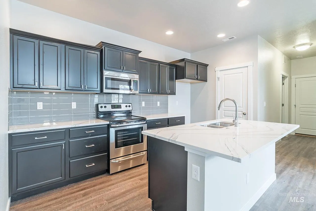 322 S Fritts Ln — Photo 2