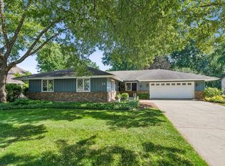 24 Briargate Cir, Sugar Grove, IL 60554