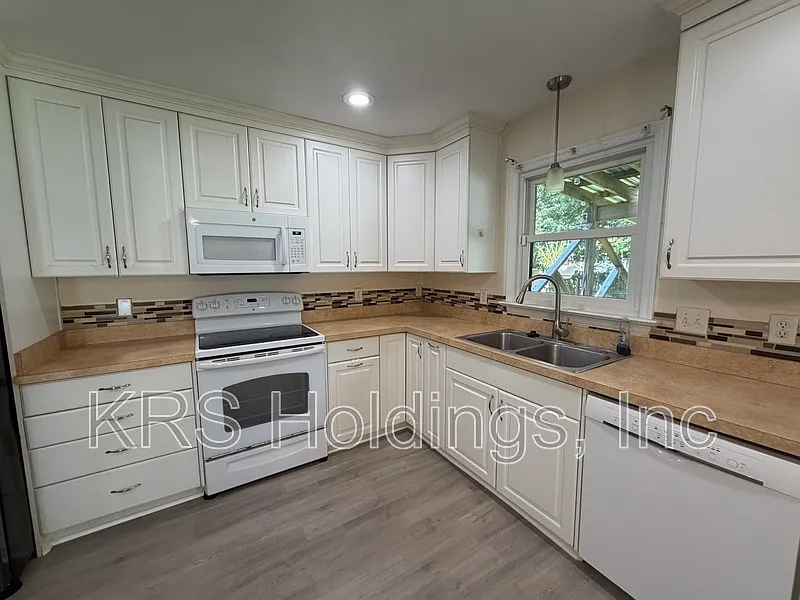 3 bed, 1.5 bath, 1584 sqft, $2,400 — Photo 4
