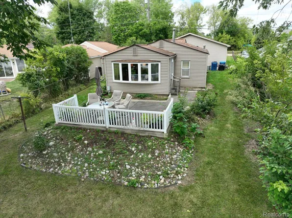 11463 Barnum Lake Rd, Fenton, MI 48430