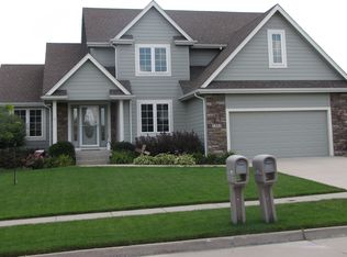 7402 Oakwood Dr, Urbandale, IA 50322