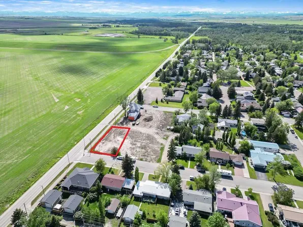 1033 8th St SW, High River, AB T1V 1A9