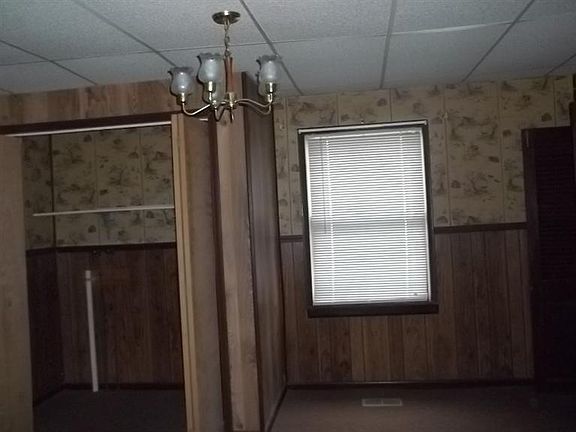 4th image of 233 W Pleasant St