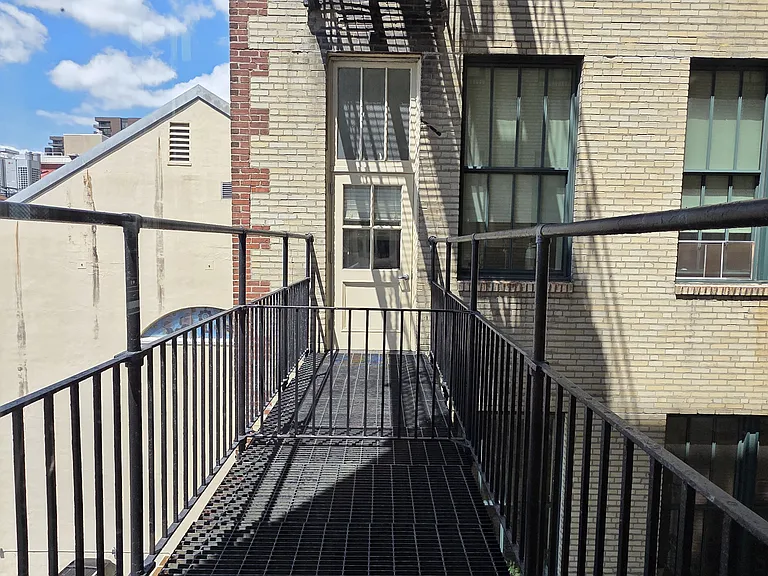 314-22 Walnut St #402 — Photo 15
