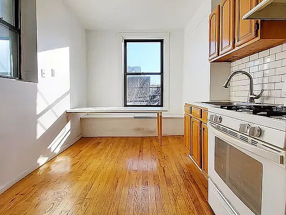 3rd image of 788 Park Pl APT 17