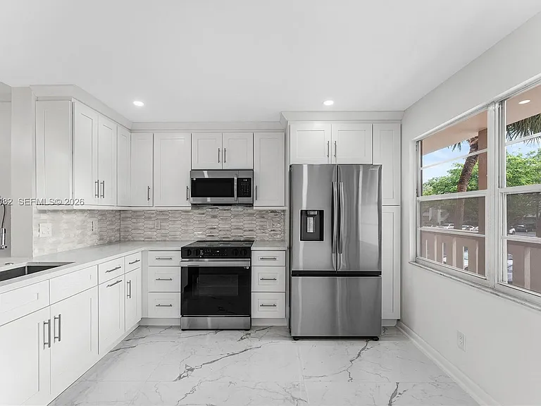 2303 Lucaya Ln #H2 — Photo 4