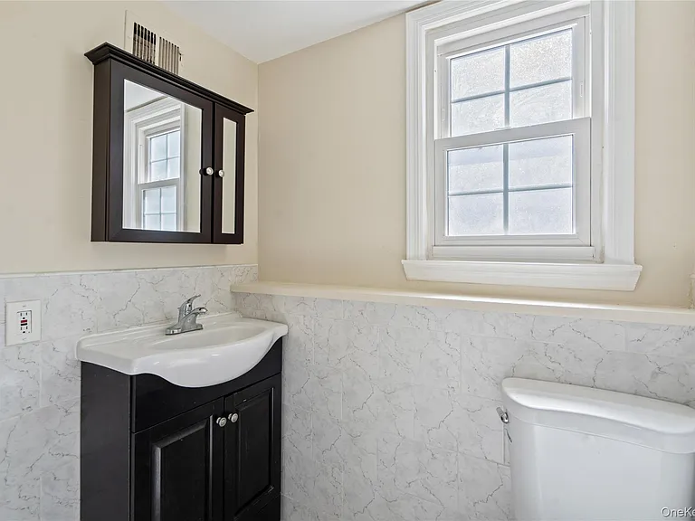 445 S Wellwood Ave — Photo 7