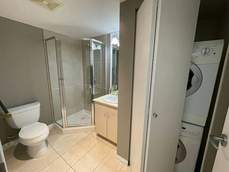 1328 W Pender St — Photo 17