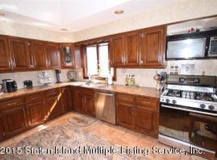 290 Vineland Ave, Staten Island, NY 10312