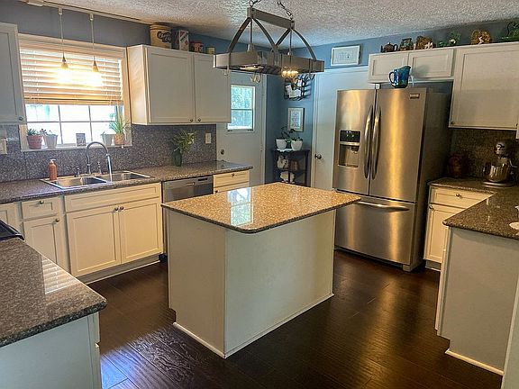 3rd image of 6019 Heckscher Dr