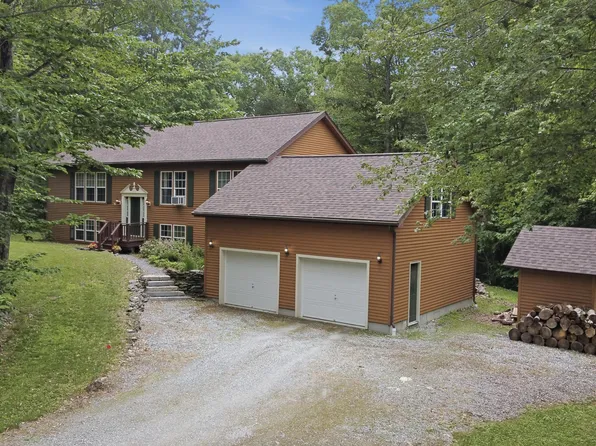 28 Mountain Pond Ln, Lanesborough, MA 01237