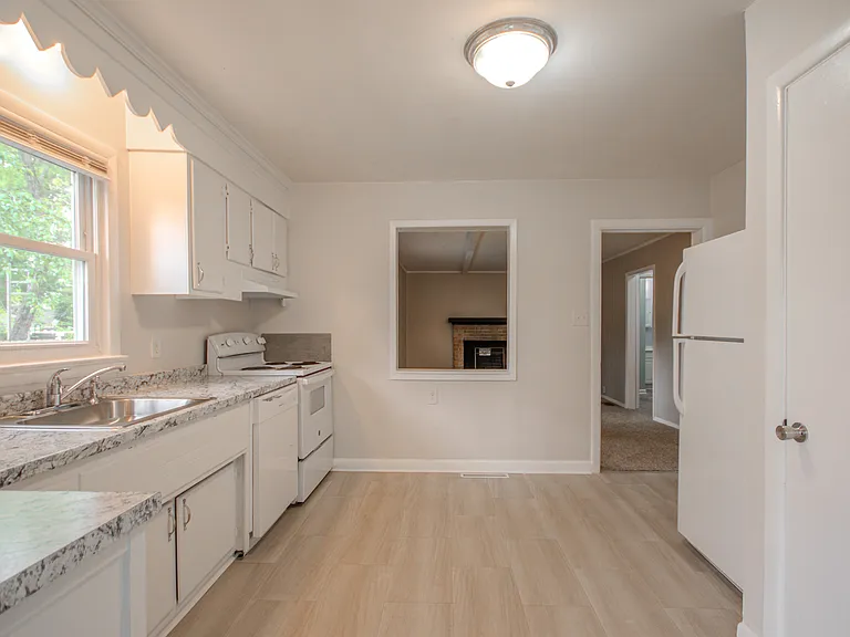 910 Roger St — Photo 9
