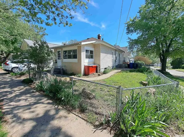 1417 S 8th St, Clinton, IA 52732