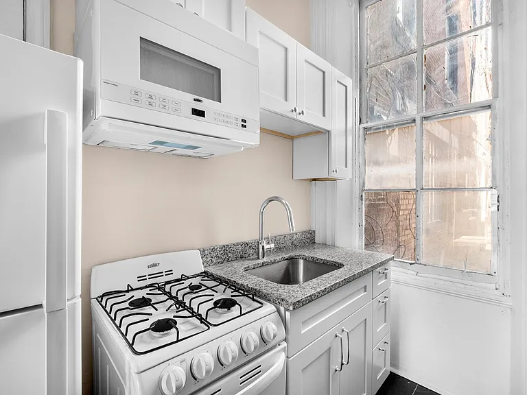2025 Pine St #1F — Photo 3