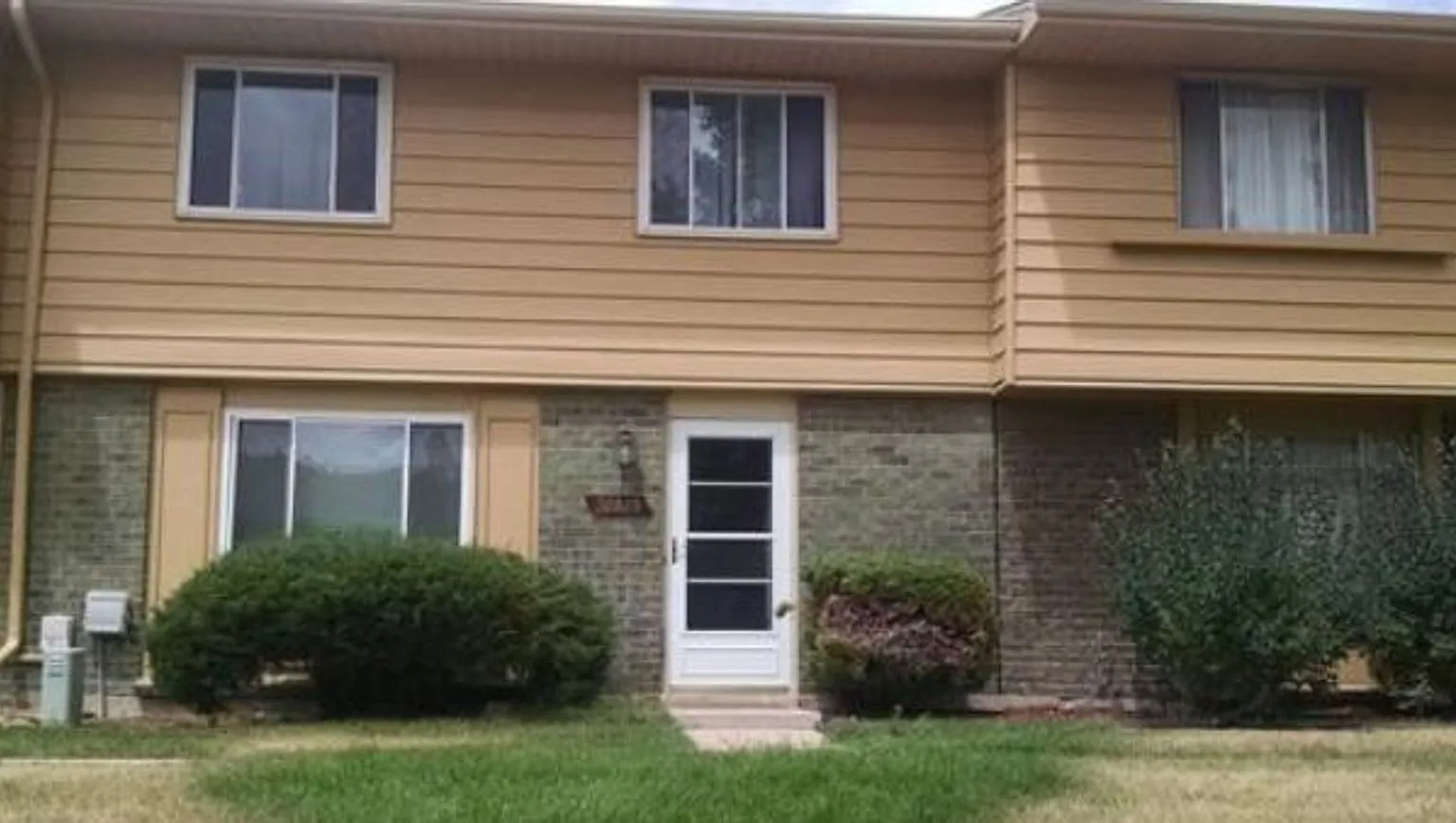 Nice 3 bedroom townhome in Aurora — Photo 1