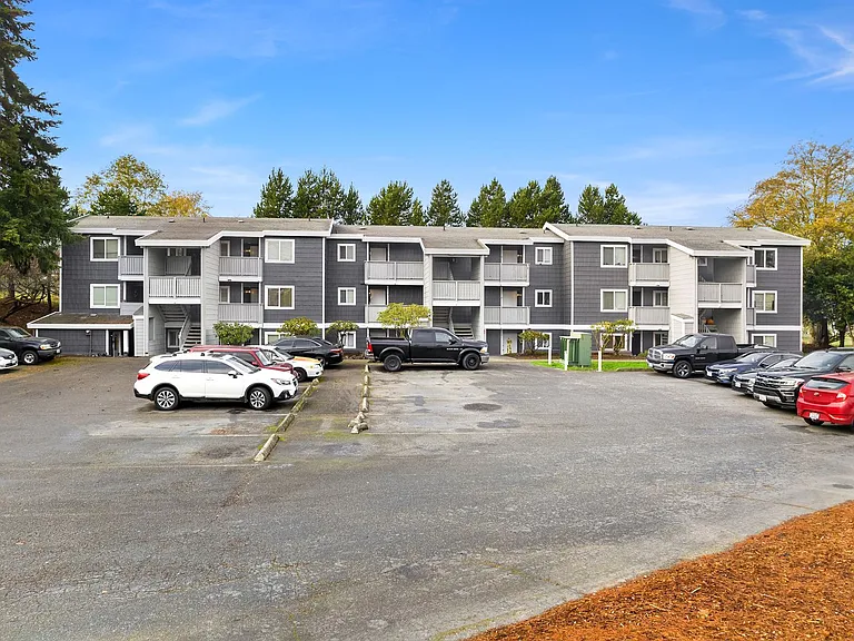 2550 N Vassault St — Photo 2