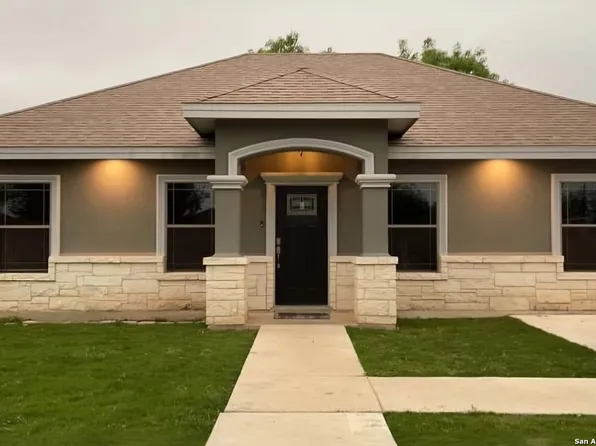 110 Rio Grande St, Uvalde, TX 78801