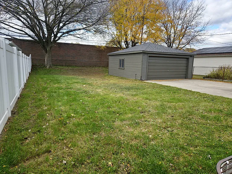 28919 Hughes St — Photo 3