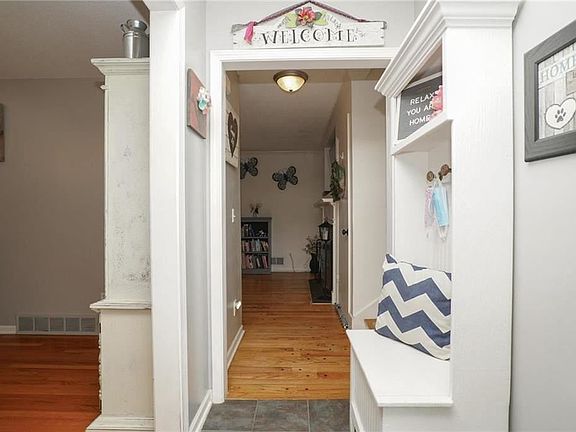 5th image of 609 W 109th Ter