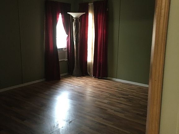 3rd image of 463 Windsor Dr