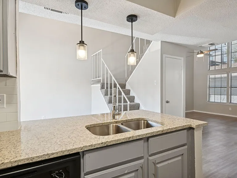 Blakely Apartments — Photo 37
