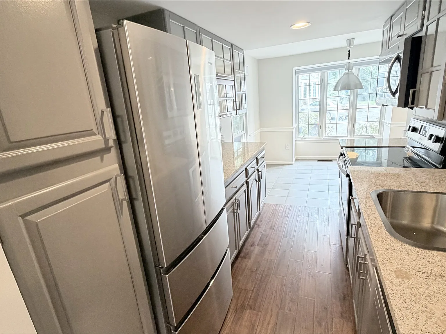 3 bed, 2.5 bath, 2289 sqft, $4,200 — Photo 2