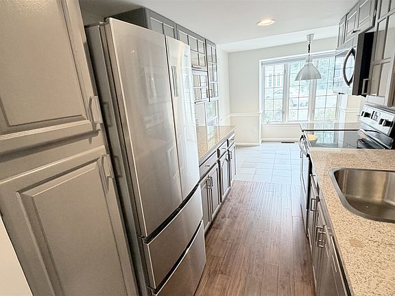 5th image of 2 Glenbrook Ln APT 11