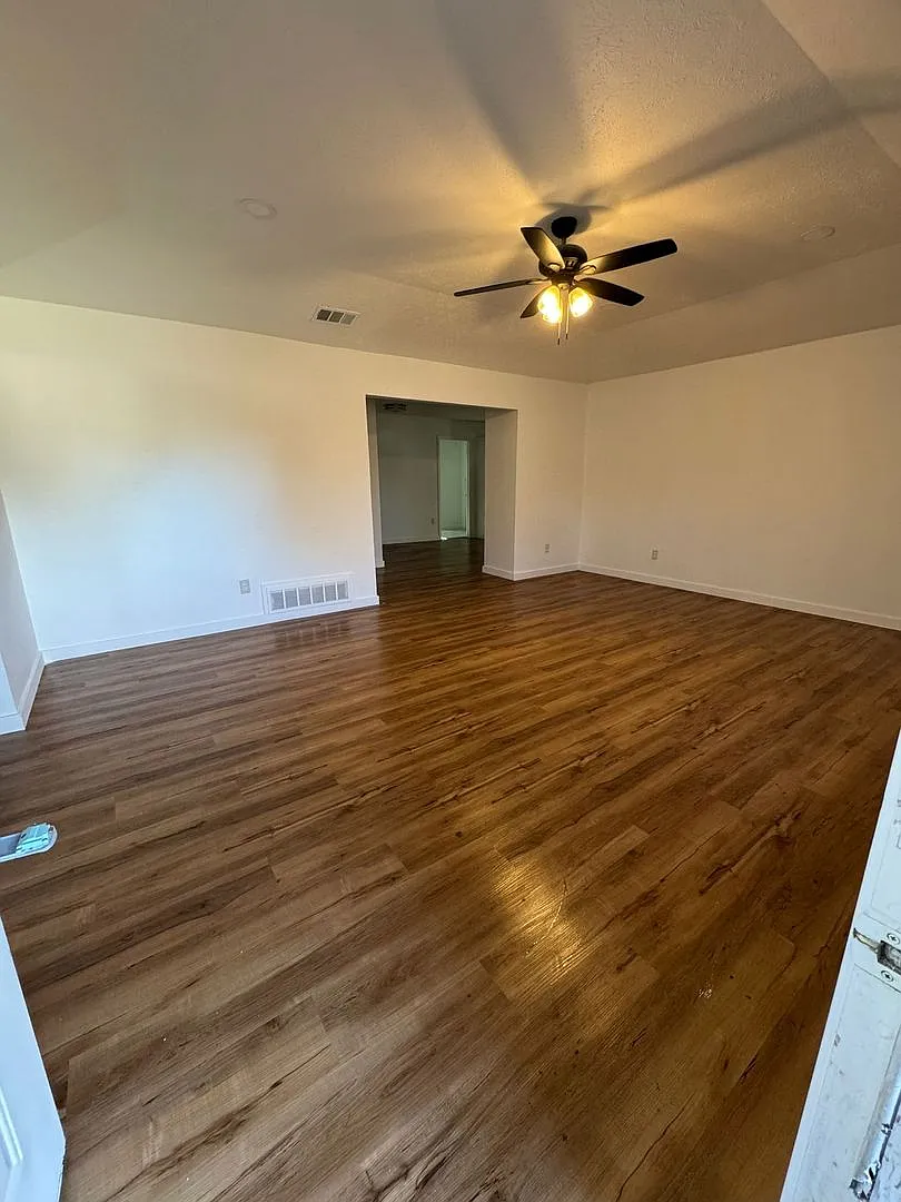 2750 Ridgewood St — Photo 3