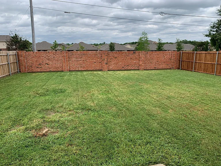 1113 Antoinette Dr — Photo 2