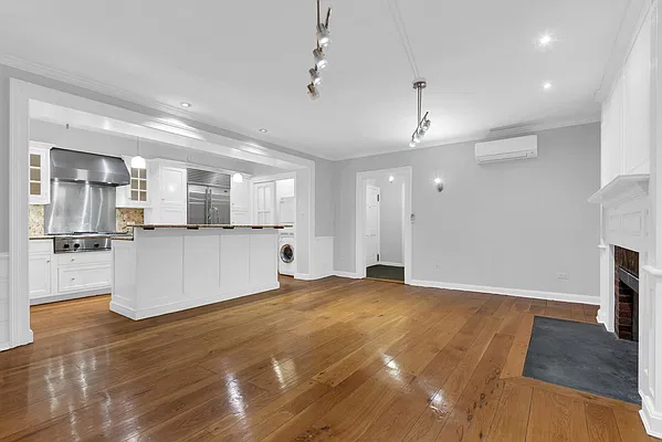 Living room, photo 2