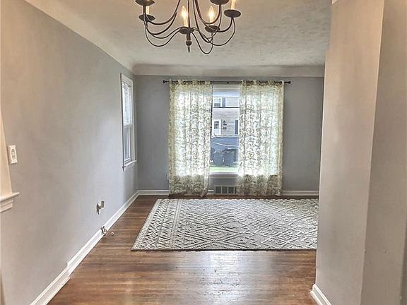 3rd image of 1589 Woodhurst Ave