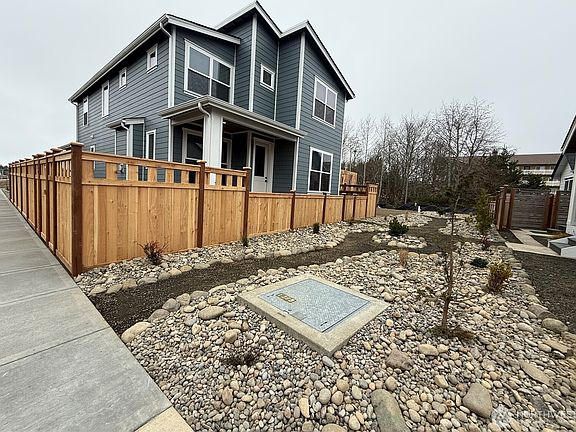 3rd image of 444 Laurel Court SW