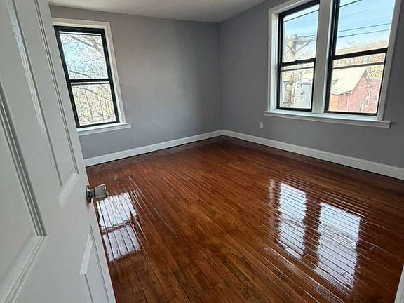 4th image of 702 Chancellor Ave